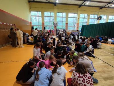 Uczniowie wypelniający Quiz wiedzy o Europie - praca klasowa