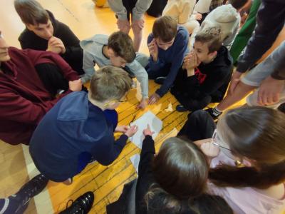 Uczniowie wypelniający Quiz wiedzy o Europie - praca klasowa