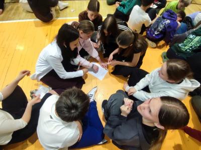 Uczniowie wypelniający Quiz wiedzy o Europie - praca klasowa