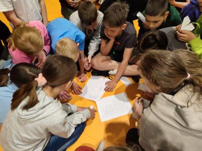 Uczniowie wypelniający Quiz wiedzy o Europie - praca klasowa