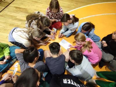 Uczniowie wypelniający Quiz wiedzy o Europie - praca klasowa