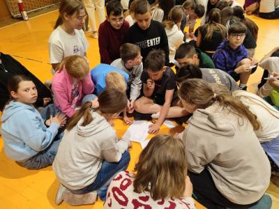 Uczniowie wypelniający Quiz wiedzy o Europie - praca klasowa