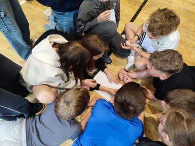 Uczniowie wypelniający Quiz wiedzy o Europie - praca klasowa