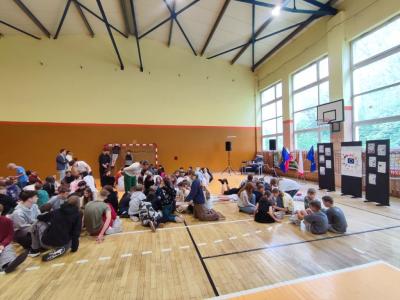 Uczniowie wypelniający Quiz wiedzy o Europie - praca klasowa
