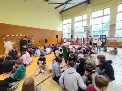 Uczniowie wypelniający Quiz wiedzy o Europie - praca klasowa