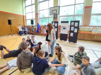 Uczniowie wypelniający Quiz wiedzy o Europie - praca klasowa