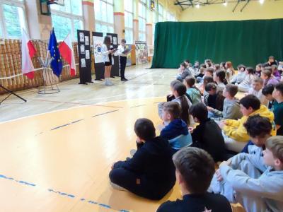 Uczniowie wypelniający Quiz wiedzy o Europie - praca klasowa