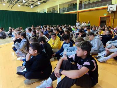 Uczniowie wypelniający Quiz wiedzy o Europie - praca klasowa