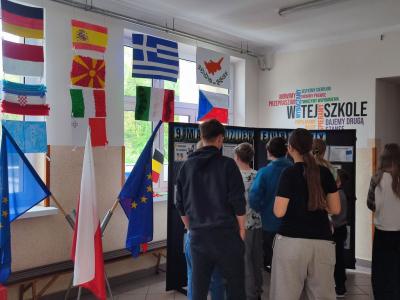 Uczniowie wypelniający Quiz wiedzy o Europie - praca klasowa