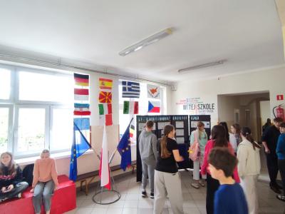 Uczniowie wypelniający Quiz wiedzy o Europie - praca klasowa