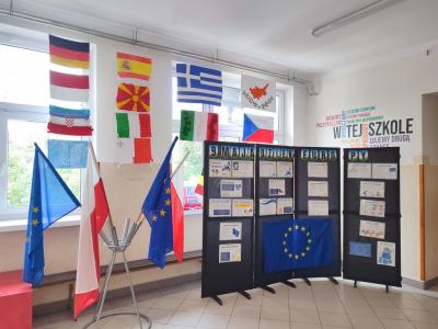 Uczniowie wypelniający Quiz wiedzy o Europie - praca klasowa