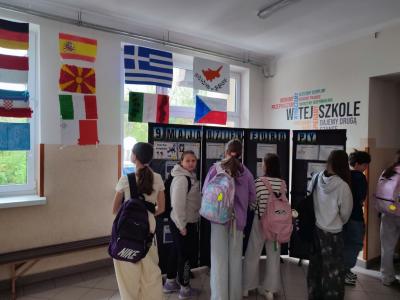 Uczniowie wypelniający Quiz wiedzy o Europie - praca klasowa