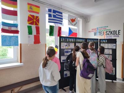 Uczniowie wypelniający Quiz wiedzy o Europie - praca klasowa