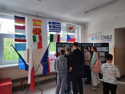 Uczniowie wypelniający Quiz wiedzy o Europie - praca klasowa