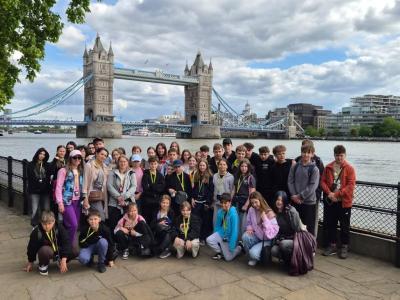 uczniowie stoją w tle mostu Tower Bridge