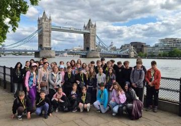 uczniowie stoją w tle mostu Tower Bridge