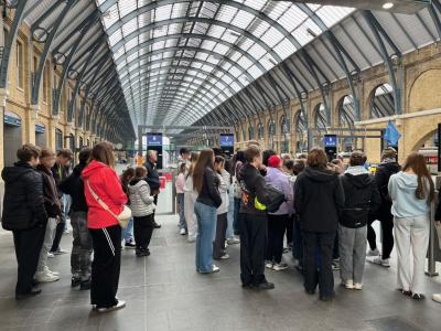 uczniowie na stacji King Cross.