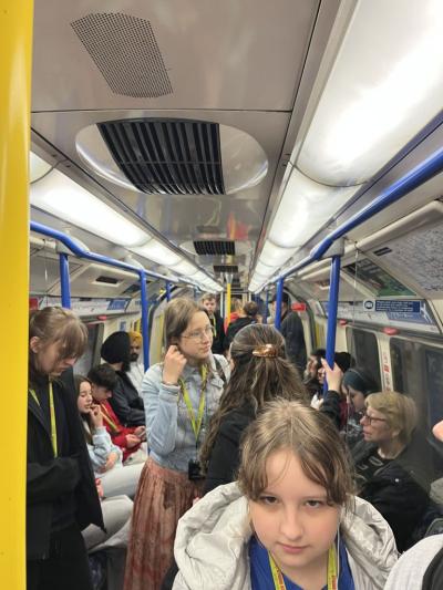przejażdzka uczniów londyńskim metrem
