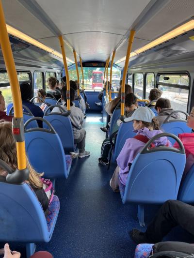 uczniowie siedzą a londyńskim autobusie