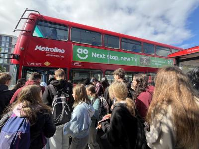uczniowie wchodzą do londyńskiego autobusu