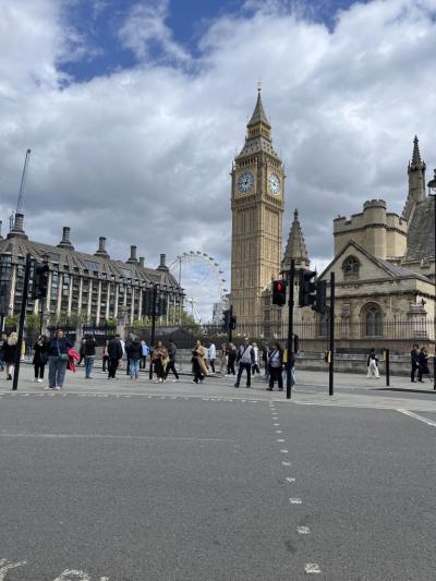 widok na Big Ben i w tle London Eye