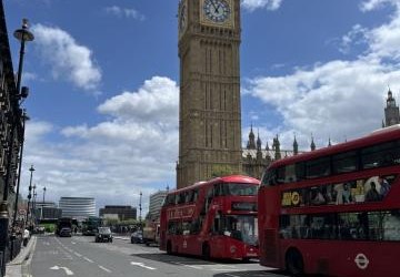 dwa londyńskie czerwone autobusy i widok na Big Ben