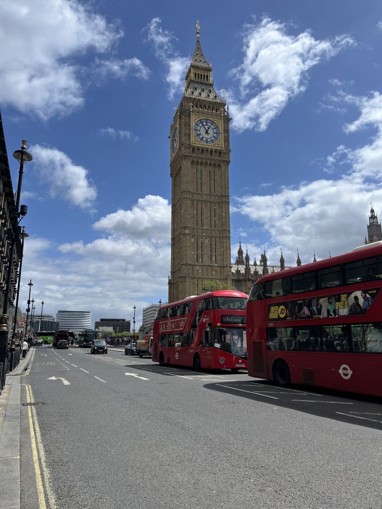 dwa londyńskie czerwone autobusy i widok na Big Ben