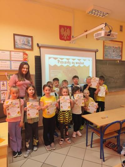 Dzieci z dyplomami z okazji dnia pszczoły.jpg