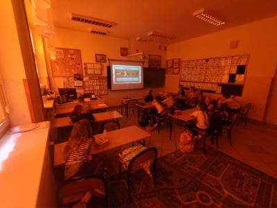 Uczniowie oglądają prezentację multimedialną.jpg