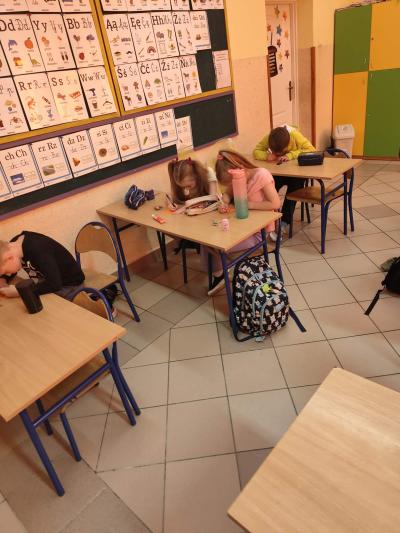 Uczniowie rozwiązują Quiz 1.jpg