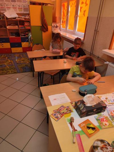 Uczniowie rozwiązują Quiz 2.jpg