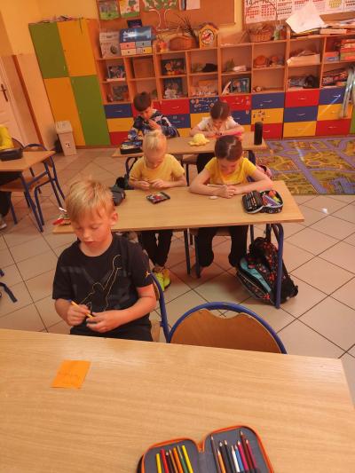 Uczniowie rozwiązują Quiz 3.jpg