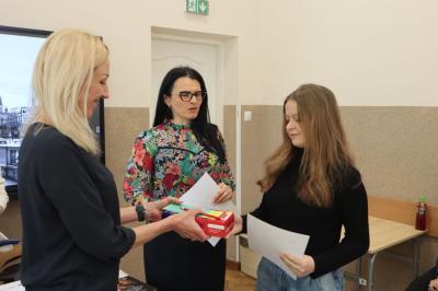 Dyrektor wręcz anagrody uczniom