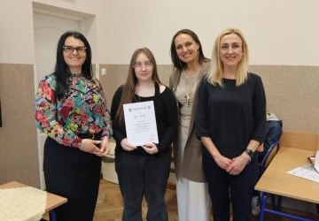 Nagrodzona uczennica wraz z nauczycielami