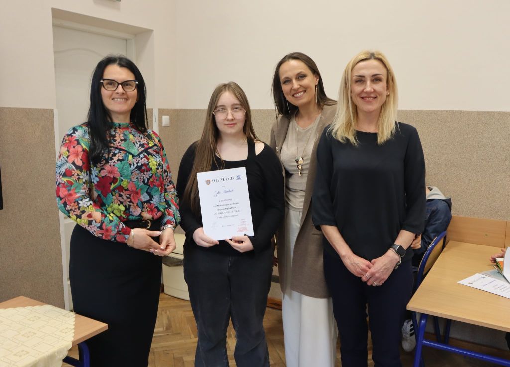Nagrodzona uczennica wraz z nauczycielami