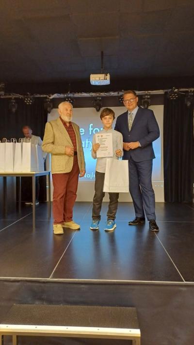 Uczestnik konkursu  fotograficznego wraz z jury