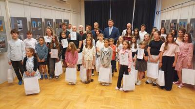 Uczestnicy konkursu  fotograficznego wraz z jury