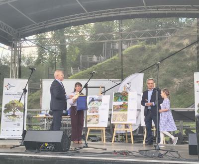 Wreczanie nagród na scenie