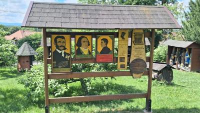 Zdjęcie przedstawia plenerową tablicą edukacyjno- historyczną stanowiąca część ogrodu pasiecznego
