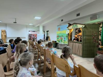 Dzieci oglądają teatrzyk