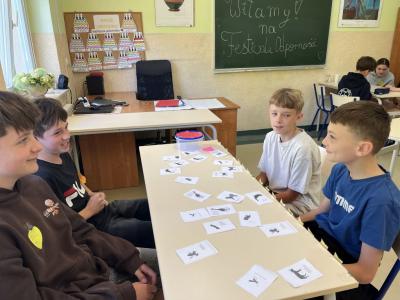 4 uczniów omawia karty mocy zwierząt