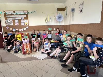 klasa 4a z wychowawczynią  w strefie relaksu na szkolnym korytarzu