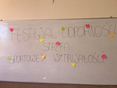 tablica szkolna z napisem Festiwal odporności