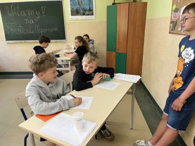 wypełnianie ankiet przez 2 uczniów