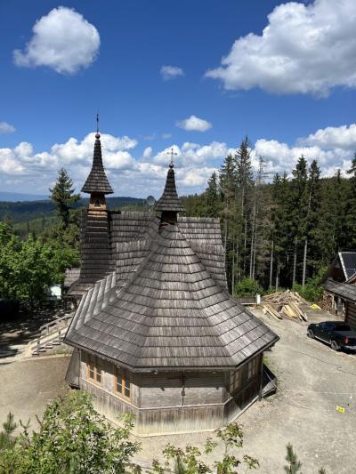 widok na drewniany kościół