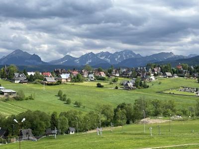 widok z hotelu na Tatry