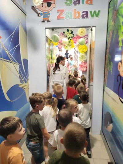 Dzieci wraz z nauczycielem wchodzą do sali zabaw