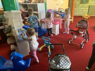 Trzy dziewczynki i chłopiec bawią się w sali zabaw.