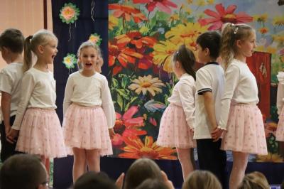 Przedszkolaki w kolorowych strojach występują na scenie z okazji Święta Rodziny (10).JPG