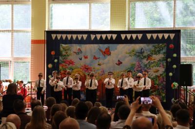 Przedszkolaki w kolorowych strojach występują na scenie z okazji Święta Rodziny